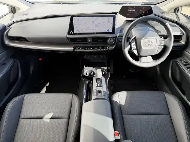 トヨタ プリウス Z 大阪府 2024(令6)年 1.3万km グレー トヨタチームメイト アドバンストパーク 黒革シート 純正12.3incナビTV 360カメラ デジタルインナーミラー パワーシート/ヒーター/エアコン ステアリングヒーター 電動リアゲート レーダーC 衝突軽減ブレーキ BSM