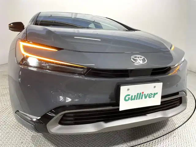 トヨタ プリウス Z 大阪府 2024(令6)年 1.3万km グレー トヨタチームメイト アドバンストパーク 黒革シート 純正12.3incナビTV 360カメラ デジタルインナーミラー パワーシート/ヒーター/エアコン ステアリングヒーター 電動リアゲート レーダーC 衝突軽減ブレーキ BSM