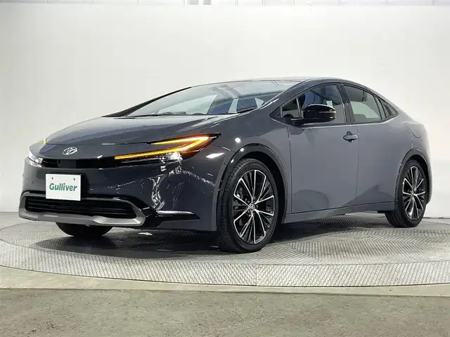 トヨタ プリウス Z 大阪府 2024(令6)年 1.3万km グレー トヨタチームメイト アドバンストパーク 黒革シート 純正12.3incナビTV 360カメラ デジタルインナーミラー パワーシート/ヒーター/エアコン ステアリングヒーター 電動リアゲート レーダーC 衝突軽減ブレーキ BSM