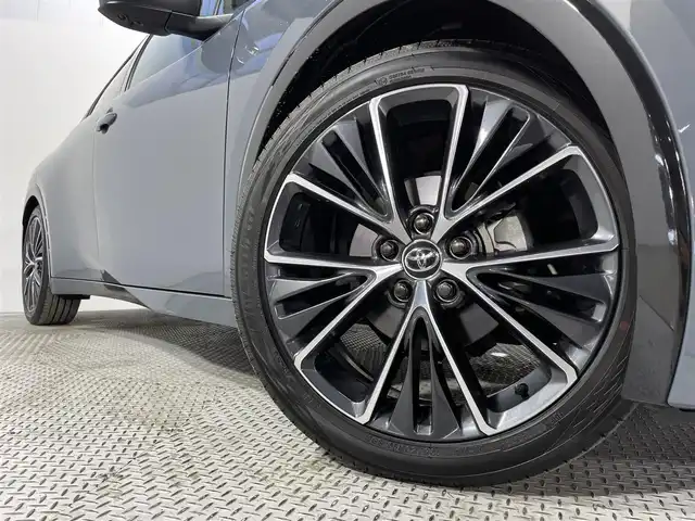 トヨタ プリウス Z 大阪府 2024(令6)年 1.3万km グレー トヨタチームメイト アドバンストパーク 黒革シート 純正12.3incナビTV 360カメラ デジタルインナーミラー パワーシート/ヒーター/エアコン ステアリングヒーター 電動リアゲート レーダーC 衝突軽減ブレーキ BSM