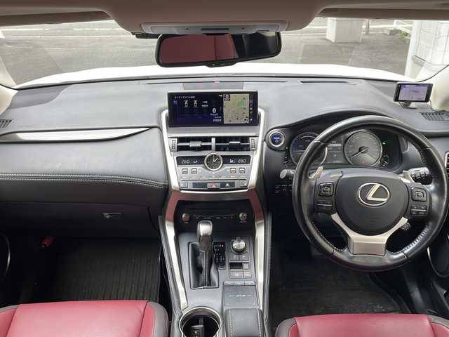 レクサス ＮＸ 300h Iパッケージ 島根県 2019(平31)年 6.4万km ソニッククォーツ ・４ＷＤ/・スカイルーフ/・レザーシート/・前後ドライブレコーダー/・ＥＴＣ２.０/・全周囲カメラ/・ステアリングスイッチ/・フルセグＴＶ/・ＡＭ／ＦＭ／ＣＤ／ＤＶＤ／ＢＴ／ＵＳＢ/・前席パワーシート/・メモリーシート(運転席)/・前席シートヒーター/・ステアリングヒーター/・衝突被害軽減ブレーキ/・車線逸脱警報/・横滑り防止機能/・ＢＳＭ/・追従型クルーズコントロール/・パワーバックドア/・電動パーキング/・オートブレーキホールド/・オートハイビーム/・純正ＡＷ/・スペアキー