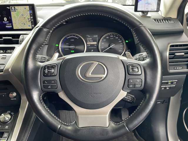レクサス ＮＸ 300h Iパッケージ 島根県 2019(平31)年 6.4万km ソニッククォーツ ・４ＷＤ/・スカイルーフ/・レザーシート/・前後ドライブレコーダー/・ＥＴＣ２.０/・全周囲カメラ/・ステアリングスイッチ/・フルセグＴＶ/・ＡＭ／ＦＭ／ＣＤ／ＤＶＤ／ＢＴ／ＵＳＢ/・前席パワーシート/・メモリーシート(運転席)/・前席シートヒーター/・ステアリングヒーター/・衝突被害軽減ブレーキ/・車線逸脱警報/・横滑り防止機能/・ＢＳＭ/・追従型クルーズコントロール/・パワーバックドア/・電動パーキング/・オートブレーキホールド/・オートハイビーム/・純正ＡＷ/・スペアキー