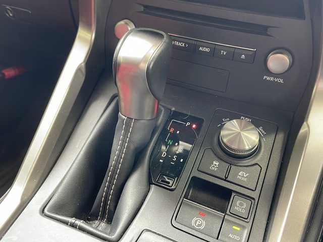 レクサス ＮＸ 300h Iパッケージ 島根県 2019(平31)年 6.4万km ソニッククォーツ ・４ＷＤ/・スカイルーフ/・レザーシート/・前後ドライブレコーダー/・ＥＴＣ２.０/・全周囲カメラ/・ステアリングスイッチ/・フルセグＴＶ/・ＡＭ／ＦＭ／ＣＤ／ＤＶＤ／ＢＴ／ＵＳＢ/・前席パワーシート/・メモリーシート(運転席)/・前席シートヒーター/・ステアリングヒーター/・衝突被害軽減ブレーキ/・車線逸脱警報/・横滑り防止機能/・ＢＳＭ/・追従型クルーズコントロール/・パワーバックドア/・電動パーキング/・オートブレーキホールド/・オートハイビーム/・純正ＡＷ/・スペアキー