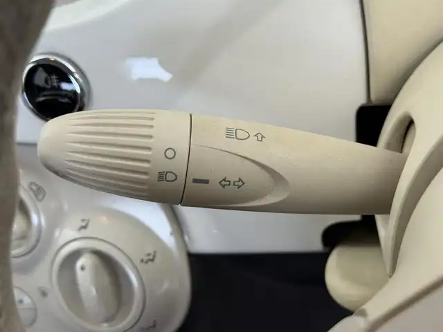 フィアット ５００ 1．4 16V ポップ 愛知県 2008(平20)年 10.4万km 白 純正オーディオ/CDプレイヤー/純正フロアマット/ハロゲンヘッドライト/フロントフォグランプ/パワーステアリング/パワーウィンドウ/ABS/エアバッグ（W/サイド/カーテン）/取扱説明書/保証書/リモコンキー