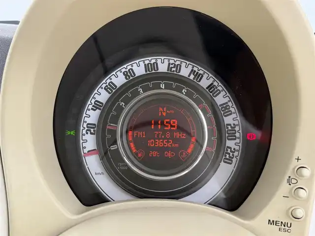 フィアット ５００ 1．4 16V ポップ 愛知県 2008(平20)年 10.4万km 白 純正オーディオ/CDプレイヤー/純正フロアマット/ハロゲンヘッドライト/フロントフォグランプ/パワーステアリング/パワーウィンドウ/ABS/エアバッグ（W/サイド/カーテン）/取扱説明書/保証書/リモコンキー