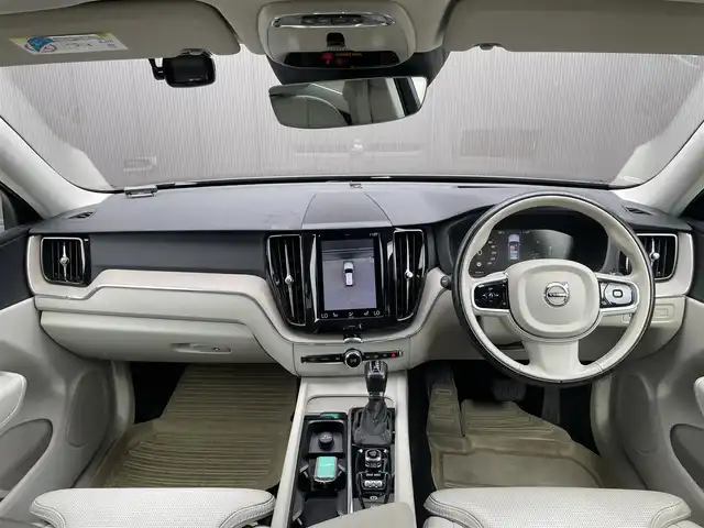 ボルボ ＸＣ６０ D4 AWD インスクリプション 道東・釧路十勝 2018(平30)年 5.5万km グレーⅡ ４WD/チルトアップ機構付電動パノラマ・ガラス・サンルーフ /純正HDDナビ/ CD/BT/USB/フルセグ/360°ビューカメラ/ETC/前後ドライブレコーダー/ヘッドアップディスプレイ/City Safety（衝突回避・被害軽減ブレーキシステム）/レーンキーピングエイド/ブラインドスポットインフォメーション/アダプティブクルーズコントロール/サイドウインカー内蔵電動リトラクタブル・ドアミラー/パークアシストパイロット/パーフォレーテッド・ファインナッパレザーシート/全席シートヒーター/前席パワーシート/前席ベンチレーション/ステアリングヒーター/パワーバックドア/純正19インチAW/純正フロアマット