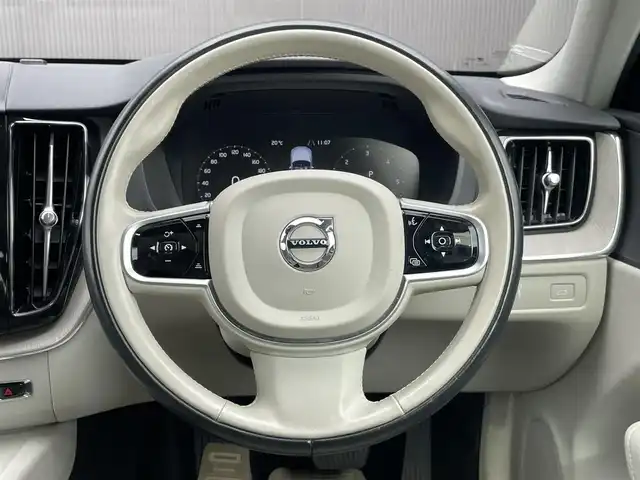 ボルボ ＸＣ６０ D4 AWD インスクリプション 道東・釧路十勝 2018(平30)年 5.5万km グレーⅡ ４WD/チルトアップ機構付電動パノラマ・ガラス・サンルーフ /純正HDDナビ/ CD/BT/USB/フルセグ/360°ビューカメラ/ETC/前後ドライブレコーダー/ヘッドアップディスプレイ/City Safety（衝突回避・被害軽減ブレーキシステム）/レーンキーピングエイド/ブラインドスポットインフォメーション/アダプティブクルーズコントロール/サイドウインカー内蔵電動リトラクタブル・ドアミラー/パークアシストパイロット/パーフォレーテッド・ファインナッパレザーシート/全席シートヒーター/前席パワーシート/前席ベンチレーション/ステアリングヒーター/パワーバックドア/純正19インチAW/純正フロアマット