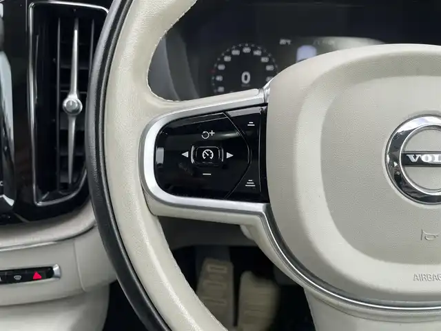 ボルボ ＸＣ６０ D4 AWD インスクリプション 道東・釧路十勝 2018(平30)年 5.5万km グレーⅡ ４WD/チルトアップ機構付電動パノラマ・ガラス・サンルーフ /純正HDDナビ/ CD/BT/USB/フルセグ/360°ビューカメラ/ETC/前後ドライブレコーダー/ヘッドアップディスプレイ/City Safety（衝突回避・被害軽減ブレーキシステム）/レーンキーピングエイド/ブラインドスポットインフォメーション/アダプティブクルーズコントロール/サイドウインカー内蔵電動リトラクタブル・ドアミラー/パークアシストパイロット/パーフォレーテッド・ファインナッパレザーシート/全席シートヒーター/前席パワーシート/前席ベンチレーション/ステアリングヒーター/パワーバックドア/純正19インチAW/純正フロアマット