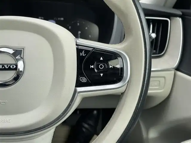 ボルボ ＸＣ６０ D4 AWD インスクリプション 道東・釧路十勝 2018(平30)年 5.5万km グレーⅡ ４WD/チルトアップ機構付電動パノラマ・ガラス・サンルーフ /純正HDDナビ/ CD/BT/USB/フルセグ/360°ビューカメラ/ETC/前後ドライブレコーダー/ヘッドアップディスプレイ/City Safety（衝突回避・被害軽減ブレーキシステム）/レーンキーピングエイド/ブラインドスポットインフォメーション/アダプティブクルーズコントロール/サイドウインカー内蔵電動リトラクタブル・ドアミラー/パークアシストパイロット/パーフォレーテッド・ファインナッパレザーシート/全席シートヒーター/前席パワーシート/前席ベンチレーション/ステアリングヒーター/パワーバックドア/純正19インチAW/純正フロアマット