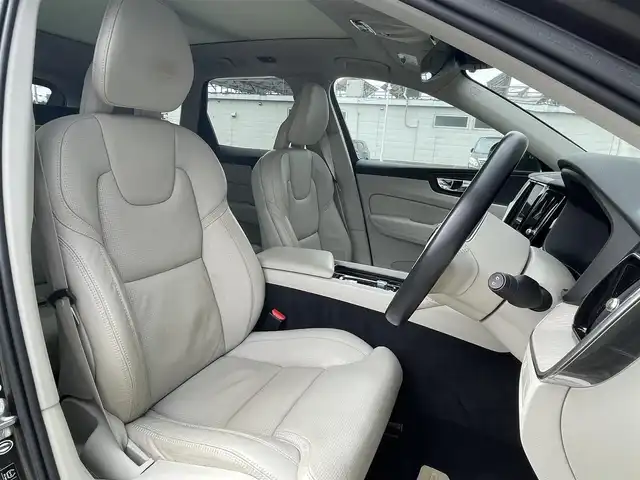 ボルボ ＸＣ６０ D4 AWD インスクリプション 道東・釧路十勝 2018(平30)年 5.5万km グレーⅡ ４WD/チルトアップ機構付電動パノラマ・ガラス・サンルーフ /純正HDDナビ/ CD/BT/USB/フルセグ/360°ビューカメラ/ETC/前後ドライブレコーダー/ヘッドアップディスプレイ/City Safety（衝突回避・被害軽減ブレーキシステム）/レーンキーピングエイド/ブラインドスポットインフォメーション/アダプティブクルーズコントロール/サイドウインカー内蔵電動リトラクタブル・ドアミラー/パークアシストパイロット/パーフォレーテッド・ファインナッパレザーシート/全席シートヒーター/前席パワーシート/前席ベンチレーション/ステアリングヒーター/パワーバックドア/純正19インチAW/純正フロアマット