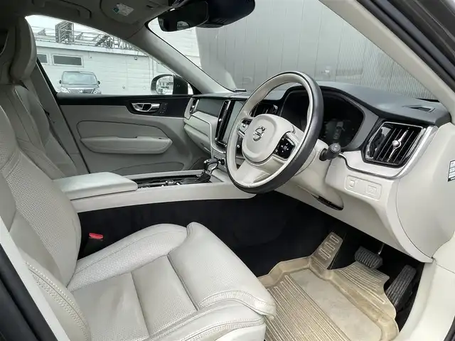 ボルボ ＸＣ６０ D4 AWD インスクリプション 道東・釧路十勝 2018(平30)年 5.5万km グレーⅡ ４WD/チルトアップ機構付電動パノラマ・ガラス・サンルーフ /純正HDDナビ/ CD/BT/USB/フルセグ/360°ビューカメラ/ETC/前後ドライブレコーダー/ヘッドアップディスプレイ/City Safety（衝突回避・被害軽減ブレーキシステム）/レーンキーピングエイド/ブラインドスポットインフォメーション/アダプティブクルーズコントロール/サイドウインカー内蔵電動リトラクタブル・ドアミラー/パークアシストパイロット/パーフォレーテッド・ファインナッパレザーシート/全席シートヒーター/前席パワーシート/前席ベンチレーション/ステアリングヒーター/パワーバックドア/純正19インチAW/純正フロアマット