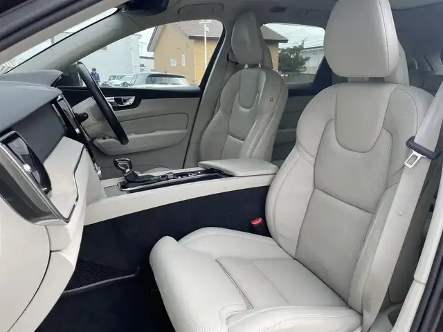 ボルボ ＸＣ６０ D4 AWD インスクリプション 道東・釧路十勝 2018(平30)年 5.5万km グレーⅡ ４WD/チルトアップ機構付電動パノラマ・ガラス・サンルーフ /純正HDDナビ/ CD/BT/USB/フルセグ/360°ビューカメラ/ETC/前後ドライブレコーダー/ヘッドアップディスプレイ/City Safety（衝突回避・被害軽減ブレーキシステム）/レーンキーピングエイド/ブラインドスポットインフォメーション/アダプティブクルーズコントロール/サイドウインカー内蔵電動リトラクタブル・ドアミラー/パークアシストパイロット/パーフォレーテッド・ファインナッパレザーシート/全席シートヒーター/前席パワーシート/前席ベンチレーション/ステアリングヒーター/パワーバックドア/純正19インチAW/純正フロアマット