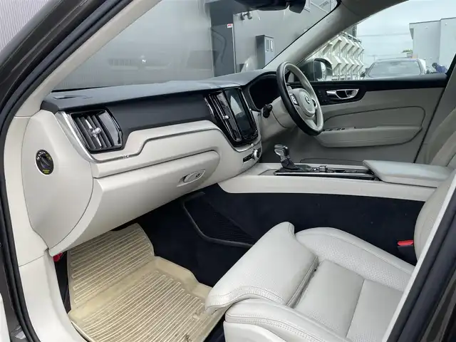 ボルボ ＸＣ６０ D4 AWD インスクリプション 道東・釧路十勝 2018(平30)年 5.5万km グレーⅡ ４WD/チルトアップ機構付電動パノラマ・ガラス・サンルーフ /純正HDDナビ/ CD/BT/USB/フルセグ/360°ビューカメラ/ETC/前後ドライブレコーダー/ヘッドアップディスプレイ/City Safety（衝突回避・被害軽減ブレーキシステム）/レーンキーピングエイド/ブラインドスポットインフォメーション/アダプティブクルーズコントロール/サイドウインカー内蔵電動リトラクタブル・ドアミラー/パークアシストパイロット/パーフォレーテッド・ファインナッパレザーシート/全席シートヒーター/前席パワーシート/前席ベンチレーション/ステアリングヒーター/パワーバックドア/純正19インチAW/純正フロアマット