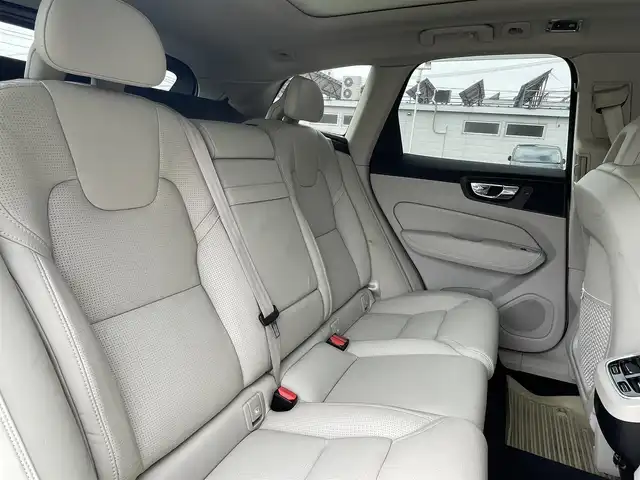 ボルボ ＸＣ６０ D4 AWD インスクリプション 道東・釧路十勝 2018(平30)年 5.5万km グレーⅡ ４WD/チルトアップ機構付電動パノラマ・ガラス・サンルーフ /純正HDDナビ/ CD/BT/USB/フルセグ/360°ビューカメラ/ETC/前後ドライブレコーダー/ヘッドアップディスプレイ/City Safety（衝突回避・被害軽減ブレーキシステム）/レーンキーピングエイド/ブラインドスポットインフォメーション/アダプティブクルーズコントロール/サイドウインカー内蔵電動リトラクタブル・ドアミラー/パークアシストパイロット/パーフォレーテッド・ファインナッパレザーシート/全席シートヒーター/前席パワーシート/前席ベンチレーション/ステアリングヒーター/パワーバックドア/純正19インチAW/純正フロアマット