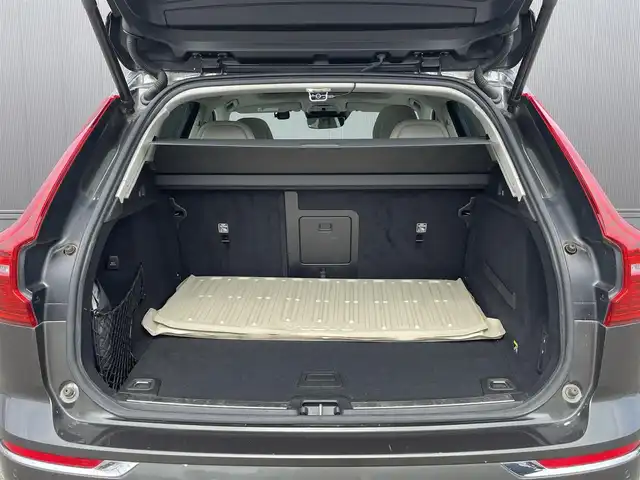 ボルボ ＸＣ６０ D4 AWD インスクリプション 道東・釧路十勝 2018(平30)年 5.5万km グレーⅡ ４WD/チルトアップ機構付電動パノラマ・ガラス・サンルーフ /純正HDDナビ/ CD/BT/USB/フルセグ/360°ビューカメラ/ETC/前後ドライブレコーダー/ヘッドアップディスプレイ/City Safety（衝突回避・被害軽減ブレーキシステム）/レーンキーピングエイド/ブラインドスポットインフォメーション/アダプティブクルーズコントロール/サイドウインカー内蔵電動リトラクタブル・ドアミラー/パークアシストパイロット/パーフォレーテッド・ファインナッパレザーシート/全席シートヒーター/前席パワーシート/前席ベンチレーション/ステアリングヒーター/パワーバックドア/純正19インチAW/純正フロアマット