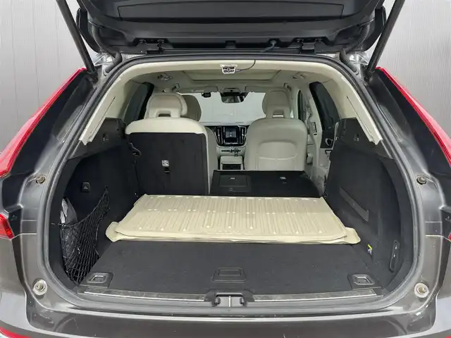 ボルボ ＸＣ６０ D4 AWD インスクリプション 道東・釧路十勝 2018(平30)年 5.5万km グレーⅡ ４WD/チルトアップ機構付電動パノラマ・ガラス・サンルーフ /純正HDDナビ/ CD/BT/USB/フルセグ/360°ビューカメラ/ETC/前後ドライブレコーダー/ヘッドアップディスプレイ/City Safety（衝突回避・被害軽減ブレーキシステム）/レーンキーピングエイド/ブラインドスポットインフォメーション/アダプティブクルーズコントロール/サイドウインカー内蔵電動リトラクタブル・ドアミラー/パークアシストパイロット/パーフォレーテッド・ファインナッパレザーシート/全席シートヒーター/前席パワーシート/前席ベンチレーション/ステアリングヒーター/パワーバックドア/純正19インチAW/純正フロアマット