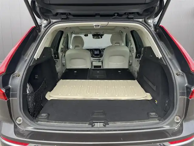 ボルボ ＸＣ６０ D4 AWD インスクリプション 道東・釧路十勝 2018(平30)年 5.5万km グレーⅡ ４WD/チルトアップ機構付電動パノラマ・ガラス・サンルーフ /純正HDDナビ/ CD/BT/USB/フルセグ/360°ビューカメラ/ETC/前後ドライブレコーダー/ヘッドアップディスプレイ/City Safety（衝突回避・被害軽減ブレーキシステム）/レーンキーピングエイド/ブラインドスポットインフォメーション/アダプティブクルーズコントロール/サイドウインカー内蔵電動リトラクタブル・ドアミラー/パークアシストパイロット/パーフォレーテッド・ファインナッパレザーシート/全席シートヒーター/前席パワーシート/前席ベンチレーション/ステアリングヒーター/パワーバックドア/純正19インチAW/純正フロアマット