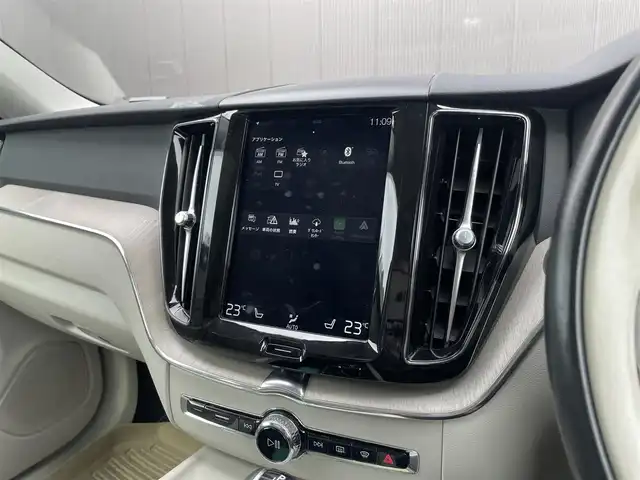 ボルボ ＸＣ６０ D4 AWD インスクリプション 道東・釧路十勝 2018(平30)年 5.5万km グレーⅡ ４WD/チルトアップ機構付電動パノラマ・ガラス・サンルーフ /純正HDDナビ/ CD/BT/USB/フルセグ/360°ビューカメラ/ETC/前後ドライブレコーダー/ヘッドアップディスプレイ/City Safety（衝突回避・被害軽減ブレーキシステム）/レーンキーピングエイド/ブラインドスポットインフォメーション/アダプティブクルーズコントロール/サイドウインカー内蔵電動リトラクタブル・ドアミラー/パークアシストパイロット/パーフォレーテッド・ファインナッパレザーシート/全席シートヒーター/前席パワーシート/前席ベンチレーション/ステアリングヒーター/パワーバックドア/純正19インチAW/純正フロアマット