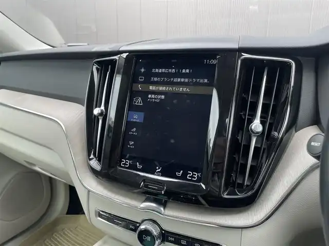 ボルボ ＸＣ６０ D4 AWD インスクリプション 道東・釧路十勝 2018(平30)年 5.5万km グレーⅡ ４WD/チルトアップ機構付電動パノラマ・ガラス・サンルーフ /純正HDDナビ/ CD/BT/USB/フルセグ/360°ビューカメラ/ETC/前後ドライブレコーダー/ヘッドアップディスプレイ/City Safety（衝突回避・被害軽減ブレーキシステム）/レーンキーピングエイド/ブラインドスポットインフォメーション/アダプティブクルーズコントロール/サイドウインカー内蔵電動リトラクタブル・ドアミラー/パークアシストパイロット/パーフォレーテッド・ファインナッパレザーシート/全席シートヒーター/前席パワーシート/前席ベンチレーション/ステアリングヒーター/パワーバックドア/純正19インチAW/純正フロアマット