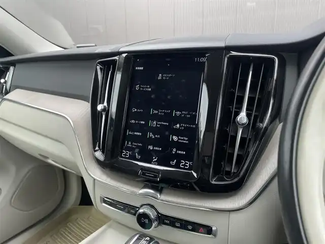 ボルボ ＸＣ６０ D4 AWD インスクリプション 道東・釧路十勝 2018(平30)年 5.5万km グレーⅡ ４WD/チルトアップ機構付電動パノラマ・ガラス・サンルーフ /純正HDDナビ/ CD/BT/USB/フルセグ/360°ビューカメラ/ETC/前後ドライブレコーダー/ヘッドアップディスプレイ/City Safety（衝突回避・被害軽減ブレーキシステム）/レーンキーピングエイド/ブラインドスポットインフォメーション/アダプティブクルーズコントロール/サイドウインカー内蔵電動リトラクタブル・ドアミラー/パークアシストパイロット/パーフォレーテッド・ファインナッパレザーシート/全席シートヒーター/前席パワーシート/前席ベンチレーション/ステアリングヒーター/パワーバックドア/純正19インチAW/純正フロアマット