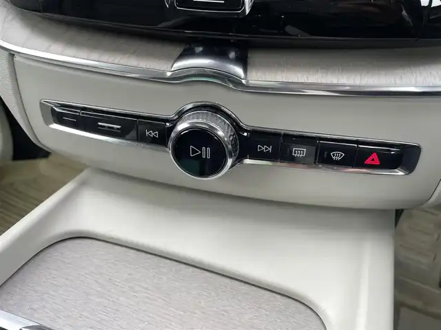 ボルボ ＸＣ６０ D4 AWD インスクリプション 道東・釧路十勝 2018(平30)年 5.5万km グレーⅡ ４WD/チルトアップ機構付電動パノラマ・ガラス・サンルーフ /純正HDDナビ/ CD/BT/USB/フルセグ/360°ビューカメラ/ETC/前後ドライブレコーダー/ヘッドアップディスプレイ/City Safety（衝突回避・被害軽減ブレーキシステム）/レーンキーピングエイド/ブラインドスポットインフォメーション/アダプティブクルーズコントロール/サイドウインカー内蔵電動リトラクタブル・ドアミラー/パークアシストパイロット/パーフォレーテッド・ファインナッパレザーシート/全席シートヒーター/前席パワーシート/前席ベンチレーション/ステアリングヒーター/パワーバックドア/純正19インチAW/純正フロアマット