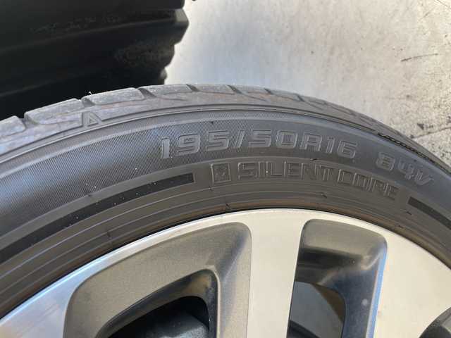 トヨタ シエンタ ハイブリッド G 愛知県 2015(平27)年 9.3万km ホワイトパールクリスタルシャイン 純正ナビ/両側パワースライドドア/シートヒーター/バックカメラ/純正アルミホイール/ＥＴＣ/ドライブレコーダー/衝突軽減システム/フルセグ/CD DVD/Bluetooth/LEDヘッドライト/レーンキープアシスト/オートマチックハイビーム/ステアリングスイッチ/スマートキー/プッシュスタート
