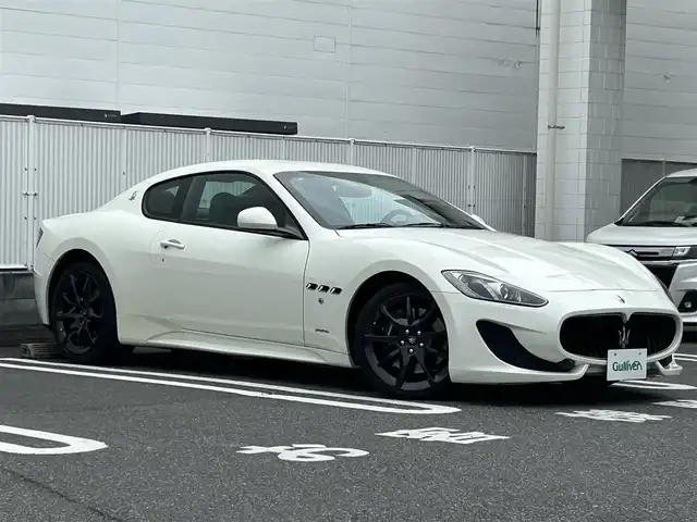 マセラティ グラントゥーリズモ スポーツ MC オートシフト 群馬県 2015(平27)年 4万km 白 純正メーカーナビゲーション（CD/AUX）/バックカメラ/クルーズコントロール/パドルシフト/本革シート/前方ドライブレコーダー/レーダー探知機（Z810DR）/前席パワーシート(D席メモリ機能あり)/前席シートヒーター/ステアリングスイッチ/キセノンライト/オートライト/ETC/クリアランスソナー/純正フロアマット/純正20インチアルミホイール