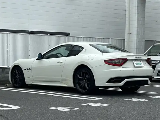 マセラティ グラントゥーリズモ スポーツ MC オートシフト 群馬県 2015(平27)年 4万km 白 純正メーカーナビゲーション（CD/AUX）/バックカメラ/クルーズコントロール/パドルシフト/本革シート/前方ドライブレコーダー/レーダー探知機（Z810DR）/前席パワーシート(D席メモリ機能あり)/前席シートヒーター/ステアリングスイッチ/キセノンライト/オートライト/ETC/クリアランスソナー/純正フロアマット/純正20インチアルミホイール