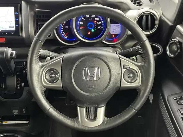 ホンダ Ｎ ＢＯＸ スラッシュ X ターボパッケージ 道央・札幌 2015(平27)年 7.3万km 青Ⅱ ・４WD/・純正メモリナビ/・CD/DVD/BT/フルセグ/SD/AUX/iPod/・ETC/・衝突軽減ブレーキ/・横滑り防止装置/・アイドリングストップ/・CTBA/・前席シートヒーター/・ステアリングヒーター/・モード切替ステアリング/・ワイヤレス充電/・電動パーキングブレーキ/・パドルシフト/・ピタ駐ミラー/・ドアバイザー/・電動格納ウィンカーミラー/・純正フロアマット/・純正15インチAW/・プッシュスタート/・スマートキー/・スペアキー