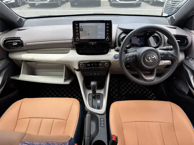 トヨタ ヤリス ハイブリッド Z 東京都 2020(令2)年 3.3万km シルバーM ディスプレイオーディオ/６スピーカー/バックガイドモニター/セーフティセンス（衝突回避支援パッケージ）/先行車発進告知機能/インテリジェントクリアランスソナー /フルLEDヘッドランプ/コンライト（オートライト）/ボディ同色ドアミラー（電動オート格納機能/LEDウィンカー付）/ブラック大型リアスポイラー/フルLEDリアコンビネーションランプ/ローズメタリック加飾付革巻きステアリングホイール/ステアリングスイッチ（オーディオ/レーダークルーズコントロール）/革巻きシフトノブ/ローズメタリックシフトパネル/ピアノブラックエアコン吹出口加飾/ホワイトエアコン吹出口ノブ/LEDアンビエント照明（インサイドドアハンドル/コンソールボックス）/ピアノブラック加飾付デジタルメーター/カラーマルチインフォメーションディスプレイ/メッキダイヤル加飾付オートエアコン/ナノイー/照明付バニティミラー（運転席/助手席）/ヘッドレスト別体型ブラック上級ファブリックシート/シートリフター（運転席）/シートヒーター（運転席/助手席）/イージーリターン機能（運転席）/スマートエントリー/スタートシステム