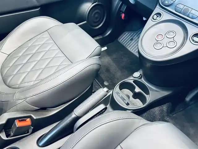 アバルト アバルト６９５Ｃ ツーリズモ 大阪府 2024(令6)年 0.3万km グレー 電動ソフトトップ/黒革/純正ディスプレイオーディオ/applecarplay/Beatsサウンド/純正17インチAW/ETC/ドラレコ/パドルシフト
