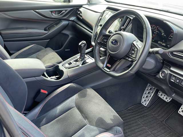 スバル レヴォーグ STIスポーツ EX ブラックインテリアセレ 岩手県 2024(令6)年 1.8万km マグネタイトグレーメタリック ・４WD/・純正メモリナビ（AppleCarplay/AndroidAuto/BT/USB/AUX/AM//FM/フルセグテレビ）/・アイサイトX/・渋滞時ハンズオフアシスト/・アクティブレーンチェンジアシスト/・ドライバー異常時対応システム/・カーブ前速度制御/・アラウンドビューモニター/・純正デジタルインナーミラー/・純正ドライブレコーダー前後/・ハーフレザーシート/・純正フロアマット/・パワーシート（運転席・助手席）/・横滑り防止機能/・LEDライト/・コーナーセンサー前後/・パワーバックドア/・パドルシフト/・プリクラッシュブレーキ/・車間距離警報/・エマージェンシーレーンキープアシスト/・車線逸脱防止機能/・後側方警戒支援システム/・ビークルダイナミクスコントロール/・ステアリング連動ヘッドランプ/・アイドリングストップ/・STI専用ステアリング