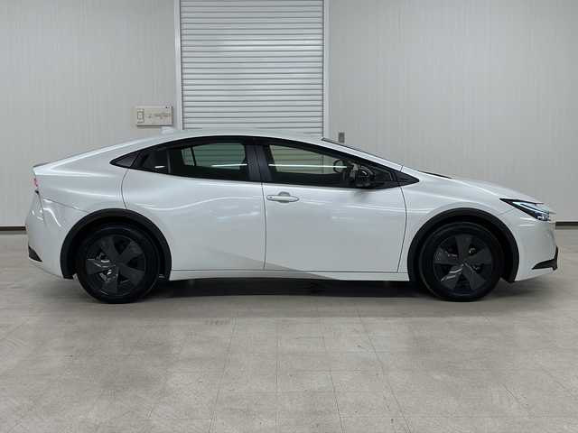 トヨタ プリウス U 熊本県 2024(令6)年 2.4万km プラチナホワイトパールマイカ 純正ディスプレイオーディオ（ナビ無し、ラジオ、フルセグ、BT、USB）/ETC2.0/全方位カメラ/クルーズコントロール/ステアリングリモコン/シートヒーター/レーンキープ/パーキングアシスト/AC100V/横滑り防止/オートハイビーム/オートライト/フロアマット/ドアバイザー/プッシュスタート/スマートキー