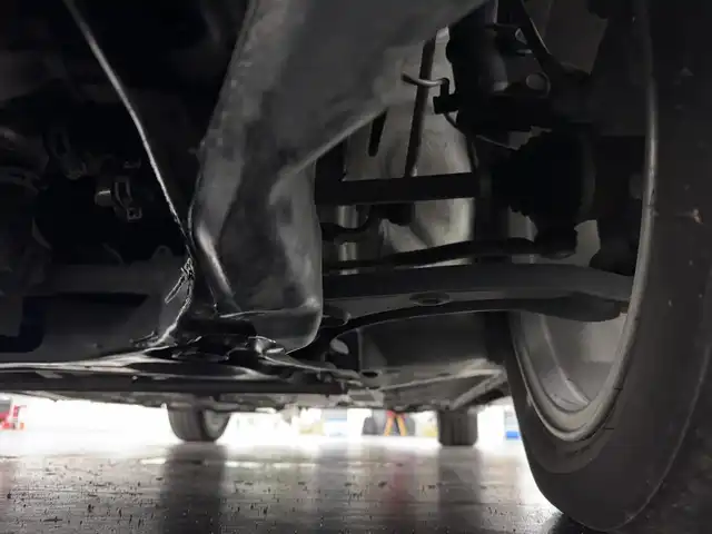 日産 ノート e－パワー ニスモ 三重県 2017(平29)年 3.3万km ブリリアントホワイトパール e-POWER/FF/フロアCVT/ケンウッド 7インチ『彩速ナビ』 MDV-S707W/（iPod/USB/SD/内蔵メモリ/CD/DVD/TV/FM/AM/Bluetooth）/【OP】アラウンドビューモニター/ドライブレコーダー 前方/ETC/安全/・インテリジェント エマージェンシーブレーキ/・LDW（車線逸脱警報）/・【OP】踏み間違い衝突防止アシスト*/・フロント＆バックソナー*/・VDC（ビークルダイナミクスコントロール：横滑り防止機能）/など/装備/・【OP】インテリジェント ルームミラー*/・専用スポーツシート（スェード）/・オートエアコン/・【OP】ステアリングスイッチ*/・オートライト/・LEDヘッドライト/・リヤフォグランプ/・【OP】ヒーター付電動格納ドアミラー*/・プッシュスタート/・純正16inAW/・スマートキーx1/・保/取/など/【専用装備】/●専用車速感応式電動パワーステアリング/●専用本革・アルカンターラ巻3本スポークステアリング/●専用エンブレム〈センタークラスター〉/●専用ブレーキシステム（リヤディスク）/●ボディ補強/など