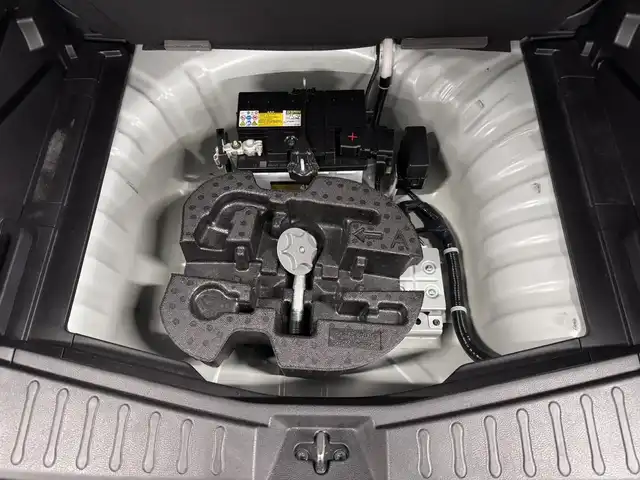 日産 ノート e－パワー ニスモ 三重県 2017(平29)年 3.3万km ブリリアントホワイトパール e-POWER/FF/フロアCVT/ケンウッド 7インチ『彩速ナビ』 MDV-S707W/（iPod/USB/SD/内蔵メモリ/CD/DVD/TV/FM/AM/Bluetooth）/【OP】アラウンドビューモニター/ドライブレコーダー 前方/ETC/安全/・インテリジェント エマージェンシーブレーキ/・LDW（車線逸脱警報）/・【OP】踏み間違い衝突防止アシスト*/・フロント＆バックソナー*/・VDC（ビークルダイナミクスコントロール：横滑り防止機能）/など/装備/・【OP】インテリジェント ルームミラー*/・専用スポーツシート（スェード）/・オートエアコン/・【OP】ステアリングスイッチ*/・オートライト/・LEDヘッドライト/・リヤフォグランプ/・【OP】ヒーター付電動格納ドアミラー*/・プッシュスタート/・純正16inAW/・スマートキーx1/・保/取/など/【専用装備】/●専用車速感応式電動パワーステアリング/●専用本革・アルカンターラ巻3本スポークステアリング/●専用エンブレム〈センタークラスター〉/●専用ブレーキシステム（リヤディスク）/●ボディ補強/など