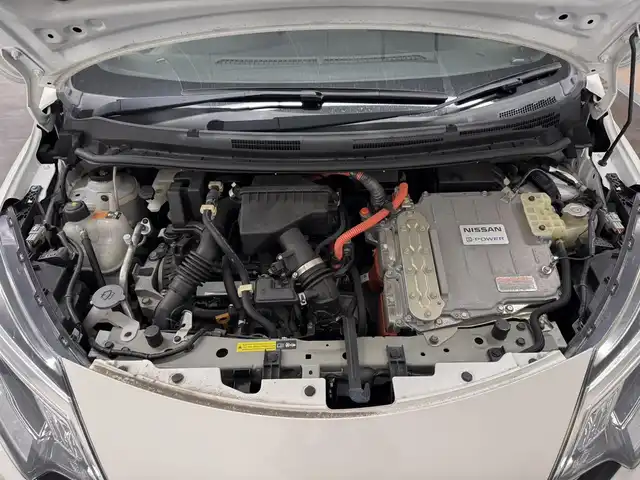 日産 ノート e－パワー ニスモ 三重県 2017(平29)年 3.3万km ブリリアントホワイトパール e-POWER/FF/フロアCVT/ケンウッド 7インチ『彩速ナビ』 MDV-S707W/（iPod/USB/SD/内蔵メモリ/CD/DVD/TV/FM/AM/Bluetooth）/【OP】アラウンドビューモニター/ドライブレコーダー 前方/ETC/安全/・インテリジェント エマージェンシーブレーキ/・LDW（車線逸脱警報）/・【OP】踏み間違い衝突防止アシスト*/・フロント＆バックソナー*/・VDC（ビークルダイナミクスコントロール：横滑り防止機能）/など/装備/・【OP】インテリジェント ルームミラー*/・専用スポーツシート（スェード）/・オートエアコン/・【OP】ステアリングスイッチ*/・オートライト/・LEDヘッドライト/・リヤフォグランプ/・【OP】ヒーター付電動格納ドアミラー*/・プッシュスタート/・純正16inAW/・スマートキーx1/・保/取/など/【専用装備】/●専用車速感応式電動パワーステアリング/●専用本革・アルカンターラ巻3本スポークステアリング/●専用エンブレム〈センタークラスター〉/●専用ブレーキシステム（リヤディスク）/●ボディ補強/など