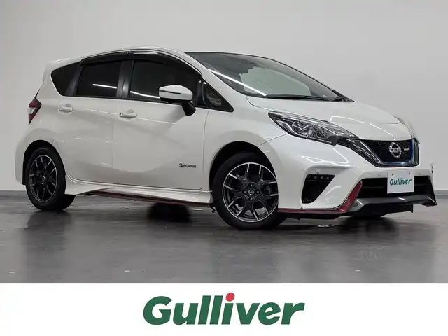 日産 ノート e－パワー ニスモ 三重県 2017(平29)年 3.3万km ブリリアントホワイトパール e-POWER/FF/フロアCVT/ケンウッド 7インチ『彩速ナビ』 MDV-S707W/（iPod/USB/SD/内蔵メモリ/CD/DVD/TV/FM/AM/Bluetooth）/【OP】アラウンドビューモニター/ドライブレコーダー 前方/ETC/安全/・インテリジェント エマージェンシーブレーキ/・LDW（車線逸脱警報）/・【OP】踏み間違い衝突防止アシスト*/・フロント＆バックソナー*/・VDC（ビークルダイナミクスコントロール：横滑り防止機能）/など/装備/・【OP】インテリジェント ルームミラー*/・専用スポーツシート（スェード）/・オートエアコン/・【OP】ステアリングスイッチ*/・オートライト/・LEDヘッドライト/・リヤフォグランプ/・【OP】ヒーター付電動格納ドアミラー*/・プッシュスタート/・純正16inAW/・スマートキーx1/・保/取/など/【専用装備】/●専用車速感応式電動パワーステアリング/●専用本革・アルカンターラ巻3本スポークステアリング/●専用エンブレム〈センタークラスター〉/●専用ブレーキシステム（リヤディスク）/●ボディ補強/など