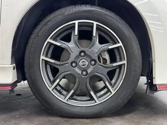 日産 ノート e－パワー ニスモ 三重県 2017(平29)年 3.3万km ブリリアントホワイトパール e-POWER/FF/フロアCVT/ケンウッド 7インチ『彩速ナビ』 MDV-S707W/（iPod/USB/SD/内蔵メモリ/CD/DVD/TV/FM/AM/Bluetooth）/【OP】アラウンドビューモニター/ドライブレコーダー 前方/ETC/安全/・インテリジェント エマージェンシーブレーキ/・LDW（車線逸脱警報）/・【OP】踏み間違い衝突防止アシスト*/・フロント＆バックソナー*/・VDC（ビークルダイナミクスコントロール：横滑り防止機能）/など/装備/・【OP】インテリジェント ルームミラー*/・専用スポーツシート（スェード）/・オートエアコン/・【OP】ステアリングスイッチ*/・オートライト/・LEDヘッドライト/・リヤフォグランプ/・【OP】ヒーター付電動格納ドアミラー*/・プッシュスタート/・純正16inAW/・スマートキーx1/・保/取/など/【専用装備】/●専用車速感応式電動パワーステアリング/●専用本革・アルカンターラ巻3本スポークステアリング/●専用エンブレム〈センタークラスター〉/●専用ブレーキシステム（リヤディスク）/●ボディ補強/など