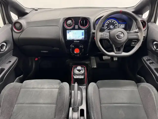 日産 ノート e－パワー ニスモ 三重県 2017(平29)年 3.3万km ブリリアントホワイトパール e-POWER/FF/フロアCVT/ケンウッド 7インチ『彩速ナビ』 MDV-S707W/（iPod/USB/SD/内蔵メモリ/CD/DVD/TV/FM/AM/Bluetooth）/【OP】アラウンドビューモニター/ドライブレコーダー 前方/ETC/安全/・インテリジェント エマージェンシーブレーキ/・LDW（車線逸脱警報）/・【OP】踏み間違い衝突防止アシスト*/・フロント＆バックソナー*/・VDC（ビークルダイナミクスコントロール：横滑り防止機能）/など/装備/・【OP】インテリジェント ルームミラー*/・専用スポーツシート（スェード）/・オートエアコン/・【OP】ステアリングスイッチ*/・オートライト/・LEDヘッドライト/・リヤフォグランプ/・【OP】ヒーター付電動格納ドアミラー*/・プッシュスタート/・純正16inAW/・スマートキーx1/・保/取/など/【専用装備】/●専用車速感応式電動パワーステアリング/●専用本革・アルカンターラ巻3本スポークステアリング/●専用エンブレム〈センタークラスター〉/●専用ブレーキシステム（リヤディスク）/●ボディ補強/など