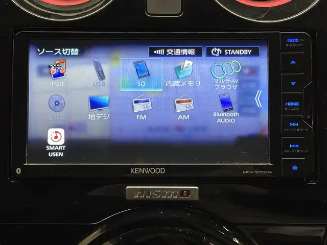日産 ノート e－パワー ニスモ 三重県 2017(平29)年 3.3万km ブリリアントホワイトパール e-POWER/FF/フロアCVT/ケンウッド 7インチ『彩速ナビ』 MDV-S707W/（iPod/USB/SD/内蔵メモリ/CD/DVD/TV/FM/AM/Bluetooth）/【OP】アラウンドビューモニター/ドライブレコーダー 前方/ETC/安全/・インテリジェント エマージェンシーブレーキ/・LDW（車線逸脱警報）/・【OP】踏み間違い衝突防止アシスト*/・フロント＆バックソナー*/・VDC（ビークルダイナミクスコントロール：横滑り防止機能）/など/装備/・【OP】インテリジェント ルームミラー*/・専用スポーツシート（スェード）/・オートエアコン/・【OP】ステアリングスイッチ*/・オートライト/・LEDヘッドライト/・リヤフォグランプ/・【OP】ヒーター付電動格納ドアミラー*/・プッシュスタート/・純正16inAW/・スマートキーx1/・保/取/など/【専用装備】/●専用車速感応式電動パワーステアリング/●専用本革・アルカンターラ巻3本スポークステアリング/●専用エンブレム〈センタークラスター〉/●専用ブレーキシステム（リヤディスク）/●ボディ補強/など