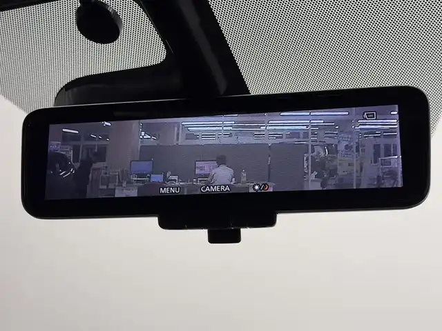 日産 ノート e－パワー ニスモ 三重県 2017(平29)年 3.3万km ブリリアントホワイトパール e-POWER/FF/フロアCVT/ケンウッド 7インチ『彩速ナビ』 MDV-S707W/（iPod/USB/SD/内蔵メモリ/CD/DVD/TV/FM/AM/Bluetooth）/【OP】アラウンドビューモニター/ドライブレコーダー 前方/ETC/安全/・インテリジェント エマージェンシーブレーキ/・LDW（車線逸脱警報）/・【OP】踏み間違い衝突防止アシスト*/・フロント＆バックソナー*/・VDC（ビークルダイナミクスコントロール：横滑り防止機能）/など/装備/・【OP】インテリジェント ルームミラー*/・専用スポーツシート（スェード）/・オートエアコン/・【OP】ステアリングスイッチ*/・オートライト/・LEDヘッドライト/・リヤフォグランプ/・【OP】ヒーター付電動格納ドアミラー*/・プッシュスタート/・純正16inAW/・スマートキーx1/・保/取/など/【専用装備】/●専用車速感応式電動パワーステアリング/●専用本革・アルカンターラ巻3本スポークステアリング/●専用エンブレム〈センタークラスター〉/●専用ブレーキシステム（リヤディスク）/●ボディ補強/など