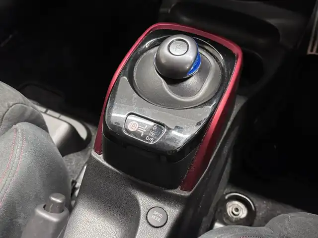 日産 ノート e－パワー ニスモ 三重県 2017(平29)年 3.3万km ブリリアントホワイトパール e-POWER/FF/フロアCVT/ケンウッド 7インチ『彩速ナビ』 MDV-S707W/（iPod/USB/SD/内蔵メモリ/CD/DVD/TV/FM/AM/Bluetooth）/【OP】アラウンドビューモニター/ドライブレコーダー 前方/ETC/安全/・インテリジェント エマージェンシーブレーキ/・LDW（車線逸脱警報）/・【OP】踏み間違い衝突防止アシスト*/・フロント＆バックソナー*/・VDC（ビークルダイナミクスコントロール：横滑り防止機能）/など/装備/・【OP】インテリジェント ルームミラー*/・専用スポーツシート（スェード）/・オートエアコン/・【OP】ステアリングスイッチ*/・オートライト/・LEDヘッドライト/・リヤフォグランプ/・【OP】ヒーター付電動格納ドアミラー*/・プッシュスタート/・純正16inAW/・スマートキーx1/・保/取/など/【専用装備】/●専用車速感応式電動パワーステアリング/●専用本革・アルカンターラ巻3本スポークステアリング/●専用エンブレム〈センタークラスター〉/●専用ブレーキシステム（リヤディスク）/●ボディ補強/など