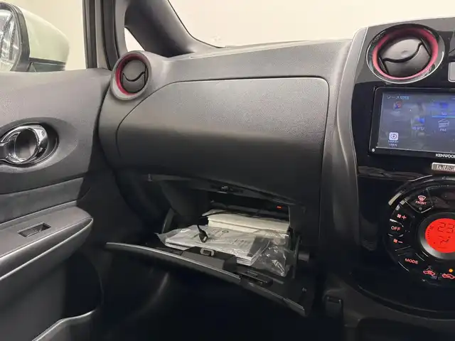 日産 ノート e－パワー ニスモ 三重県 2017(平29)年 3.3万km ブリリアントホワイトパール e-POWER/FF/フロアCVT/ケンウッド 7インチ『彩速ナビ』 MDV-S707W/（iPod/USB/SD/内蔵メモリ/CD/DVD/TV/FM/AM/Bluetooth）/【OP】アラウンドビューモニター/ドライブレコーダー 前方/ETC/安全/・インテリジェント エマージェンシーブレーキ/・LDW（車線逸脱警報）/・【OP】踏み間違い衝突防止アシスト*/・フロント＆バックソナー*/・VDC（ビークルダイナミクスコントロール：横滑り防止機能）/など/装備/・【OP】インテリジェント ルームミラー*/・専用スポーツシート（スェード）/・オートエアコン/・【OP】ステアリングスイッチ*/・オートライト/・LEDヘッドライト/・リヤフォグランプ/・【OP】ヒーター付電動格納ドアミラー*/・プッシュスタート/・純正16inAW/・スマートキーx1/・保/取/など/【専用装備】/●専用車速感応式電動パワーステアリング/●専用本革・アルカンターラ巻3本スポークステアリング/●専用エンブレム〈センタークラスター〉/●専用ブレーキシステム（リヤディスク）/●ボディ補強/など