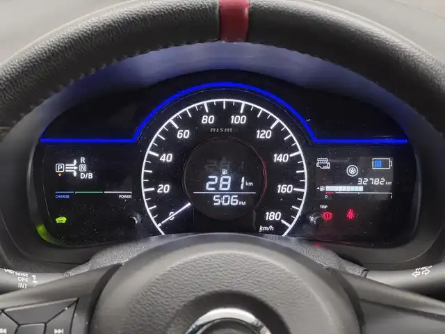 日産 ノート e－パワー ニスモ 三重県 2017(平29)年 3.3万km ブリリアントホワイトパール e-POWER/FF/フロアCVT/ケンウッド 7インチ『彩速ナビ』 MDV-S707W/（iPod/USB/SD/内蔵メモリ/CD/DVD/TV/FM/AM/Bluetooth）/【OP】アラウンドビューモニター/ドライブレコーダー 前方/ETC/安全/・インテリジェント エマージェンシーブレーキ/・LDW（車線逸脱警報）/・【OP】踏み間違い衝突防止アシスト*/・フロント＆バックソナー*/・VDC（ビークルダイナミクスコントロール：横滑り防止機能）/など/装備/・【OP】インテリジェント ルームミラー*/・専用スポーツシート（スェード）/・オートエアコン/・【OP】ステアリングスイッチ*/・オートライト/・LEDヘッドライト/・リヤフォグランプ/・【OP】ヒーター付電動格納ドアミラー*/・プッシュスタート/・純正16inAW/・スマートキーx1/・保/取/など/【専用装備】/●専用車速感応式電動パワーステアリング/●専用本革・アルカンターラ巻3本スポークステアリング/●専用エンブレム〈センタークラスター〉/●専用ブレーキシステム（リヤディスク）/●ボディ補強/など