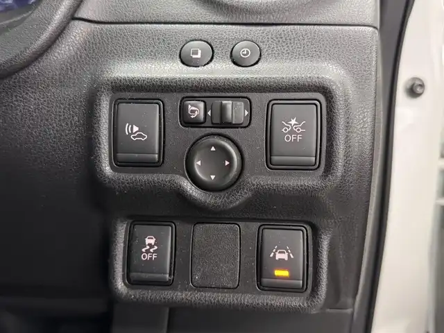 日産 ノート e－パワー ニスモ 三重県 2017(平29)年 3.3万km ブリリアントホワイトパール e-POWER/FF/フロアCVT/ケンウッド 7インチ『彩速ナビ』 MDV-S707W/（iPod/USB/SD/内蔵メモリ/CD/DVD/TV/FM/AM/Bluetooth）/【OP】アラウンドビューモニター/ドライブレコーダー 前方/ETC/安全/・インテリジェント エマージェンシーブレーキ/・LDW（車線逸脱警報）/・【OP】踏み間違い衝突防止アシスト*/・フロント＆バックソナー*/・VDC（ビークルダイナミクスコントロール：横滑り防止機能）/など/装備/・【OP】インテリジェント ルームミラー*/・専用スポーツシート（スェード）/・オートエアコン/・【OP】ステアリングスイッチ*/・オートライト/・LEDヘッドライト/・リヤフォグランプ/・【OP】ヒーター付電動格納ドアミラー*/・プッシュスタート/・純正16inAW/・スマートキーx1/・保/取/など/【専用装備】/●専用車速感応式電動パワーステアリング/●専用本革・アルカンターラ巻3本スポークステアリング/●専用エンブレム〈センタークラスター〉/●専用ブレーキシステム（リヤディスク）/●ボディ補強/など