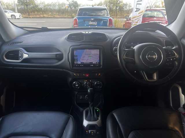 クライスラー・ジープ ジープ レネゲード リミテッド 鹿児島県 2017(平29)年 5.9万km ブラック 社外メモリナビ（AVIC-RL901）/・フルセグ/・Bluetooth接続/・CD/DVD/・AM/FM/・MSV（SD）/・USB/本革（ブラック）/パワーシート（運転席＋助手席）/シートヒーター（運転席＋助手席）/ステアリングヒーター/ルーフレール/アダプティブクルーズコントロール/衝突被害軽減システム/後コーナーセンサー/バックカメラ/ブラインドスポットモニター/キセノンヘッドライト/前後フォグランプ/オートライト