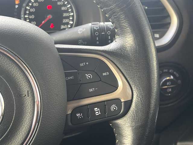 クライスラー・ジープ ジープ レネゲード リミテッド 鹿児島県 2017(平29)年 5.9万km ブラック 社外メモリナビ（AVIC-RL901）/・フルセグ/・Bluetooth接続/・CD/DVD/・AM/FM/・MSV（SD）/・USB/本革（ブラック）/パワーシート（運転席＋助手席）/シートヒーター（運転席＋助手席）/ステアリングヒーター/ルーフレール/アダプティブクルーズコントロール/衝突被害軽減システム/後コーナーセンサー/バックカメラ/ブラインドスポットモニター/キセノンヘッドライト/前後フォグランプ/オートライト