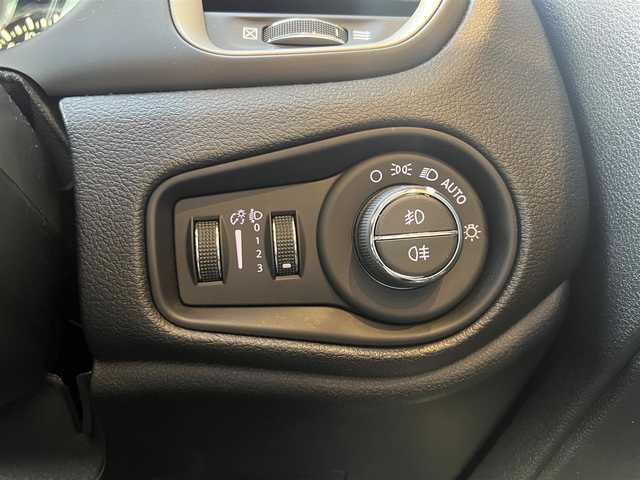 クライスラー・ジープ ジープ レネゲード リミテッド 鹿児島県 2017(平29)年 5.9万km ブラック 社外メモリナビ（AVIC-RL901）/・フルセグ/・Bluetooth接続/・CD/DVD/・AM/FM/・MSV（SD）/・USB/本革（ブラック）/パワーシート（運転席＋助手席）/シートヒーター（運転席＋助手席）/ステアリングヒーター/ルーフレール/アダプティブクルーズコントロール/衝突被害軽減システム/後コーナーセンサー/バックカメラ/ブラインドスポットモニター/キセノンヘッドライト/前後フォグランプ/オートライト