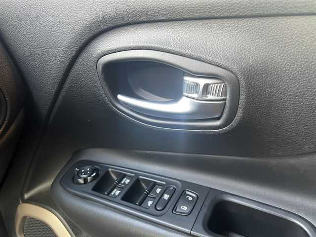 クライスラー・ジープ ジープ レネゲード リミテッド 鹿児島県 2017(平29)年 5.9万km ブラック 社外メモリナビ（AVIC-RL901）/・フルセグ/・Bluetooth接続/・CD/DVD/・AM/FM/・MSV（SD）/・USB/本革（ブラック）/パワーシート（運転席＋助手席）/シートヒーター（運転席＋助手席）/ステアリングヒーター/ルーフレール/アダプティブクルーズコントロール/衝突被害軽減システム/後コーナーセンサー/バックカメラ/ブラインドスポットモニター/キセノンヘッドライト/前後フォグランプ/オートライト