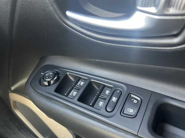 クライスラー・ジープ ジープ レネゲード リミテッド 鹿児島県 2017(平29)年 5.9万km ブラック 社外メモリナビ（AVIC-RL901）/・フルセグ/・Bluetooth接続/・CD/DVD/・AM/FM/・MSV（SD）/・USB/本革（ブラック）/パワーシート（運転席＋助手席）/シートヒーター（運転席＋助手席）/ステアリングヒーター/ルーフレール/アダプティブクルーズコントロール/衝突被害軽減システム/後コーナーセンサー/バックカメラ/ブラインドスポットモニター/キセノンヘッドライト/前後フォグランプ/オートライト